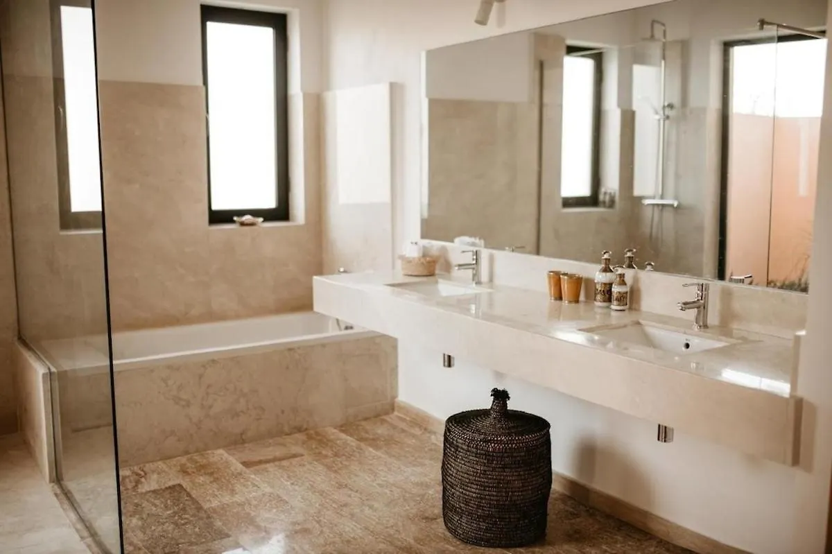 Luxury 5-Suite Villa With Heated Pool, Steam Room & Games Марракеш